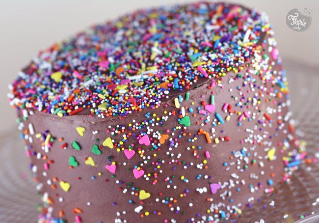 Un gâteau au chocolat et quelques sprinkles