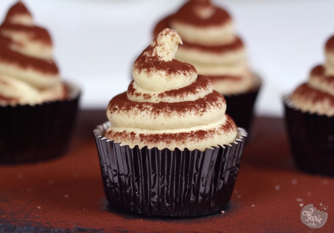 saupoudrez cupcake vos Décorez cacao le cupcakes avec cheese tiramisu de amer. glaçage et