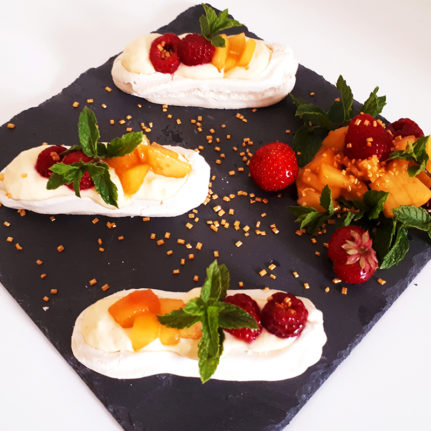 Mini Pavlovas aux pêches et aux framboises