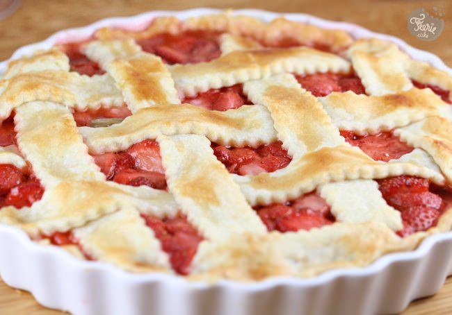 La parfaite tarte à la rhubarbe et aux fraises