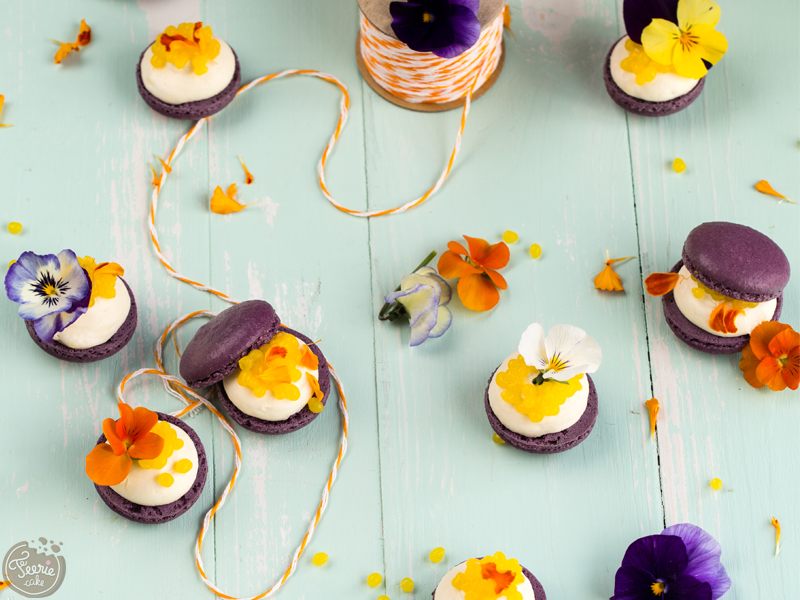 Macarons façon toasts, ganache parfumée à la violette et caviar de mangue