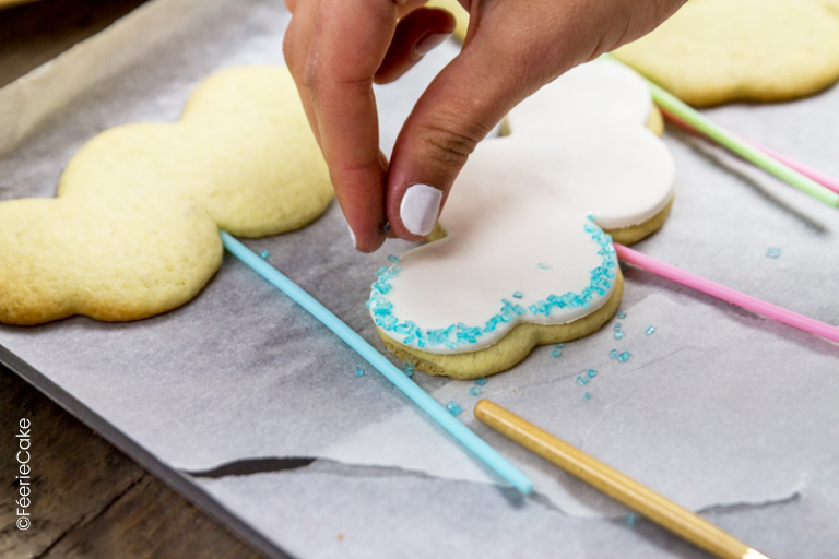 Décoration des sablés licornes et nuages pour la recette des cookies pop licornes
