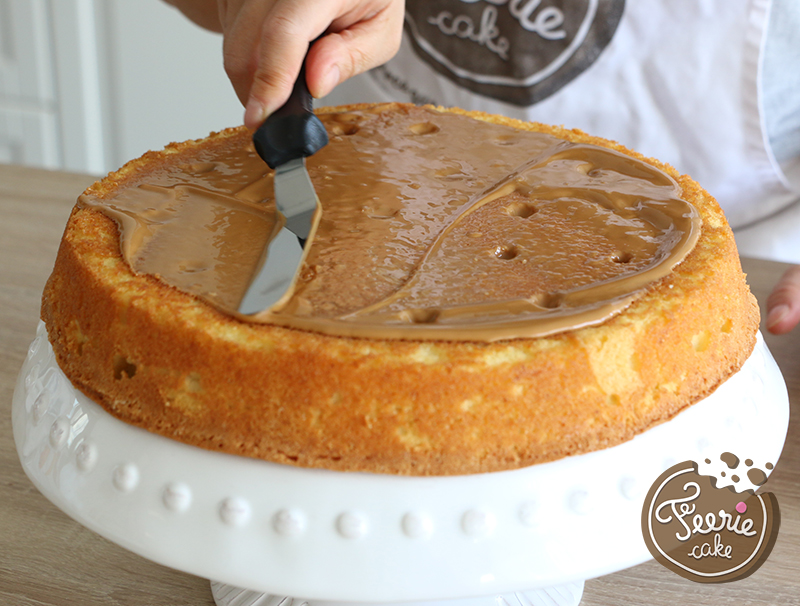 Poke Cake spéculoos banane caramel Féerie Cake