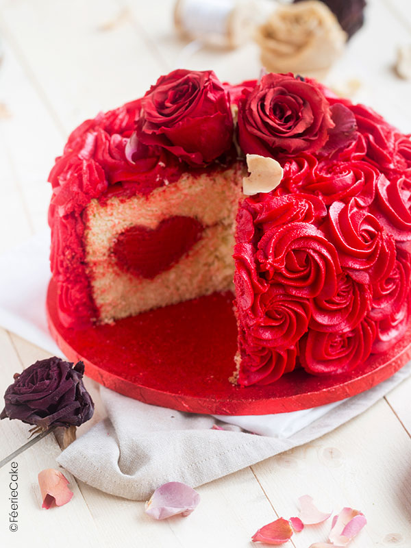 gâteau Saint-Valentin part Gâteau de bouquet de fleur pour la saint valentin avec un fourrage coeur