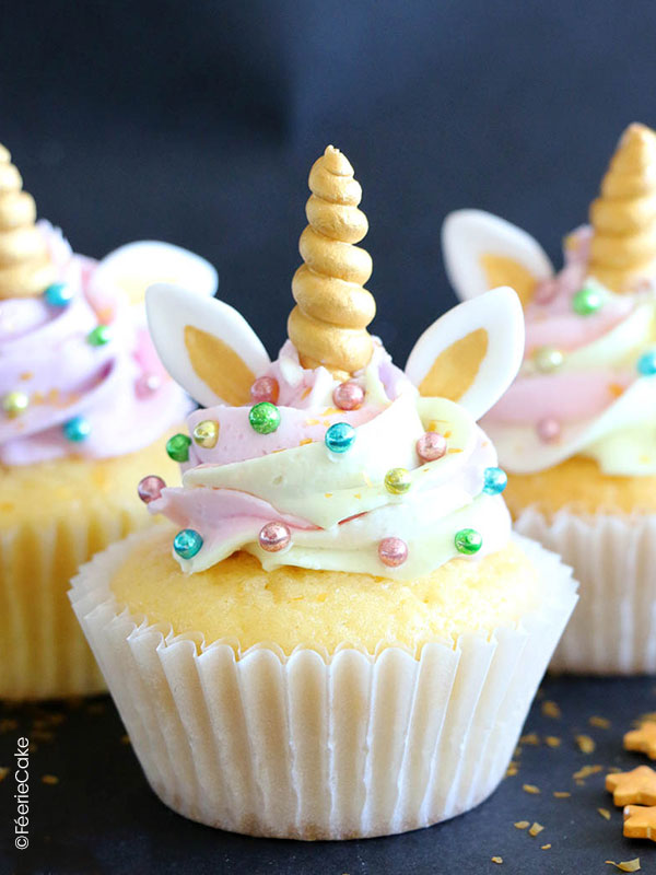 Cupcake décoré d'un glaçage parfait, de sprinkles et d'une corne de licorne 