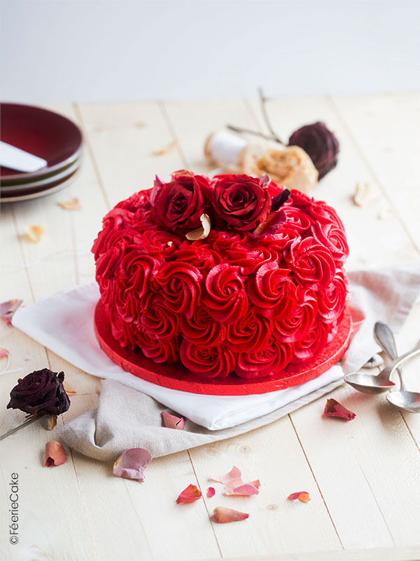 gâteau Saint-Valentin Gâteau de bouquet de fleur pour la saint valentin avec un fourrage coeur