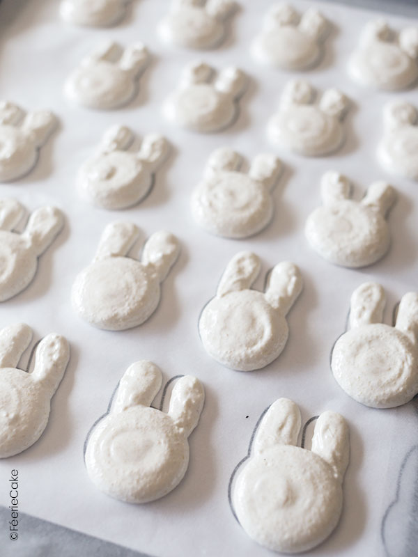Préparation des macarons lapins pour Pâques