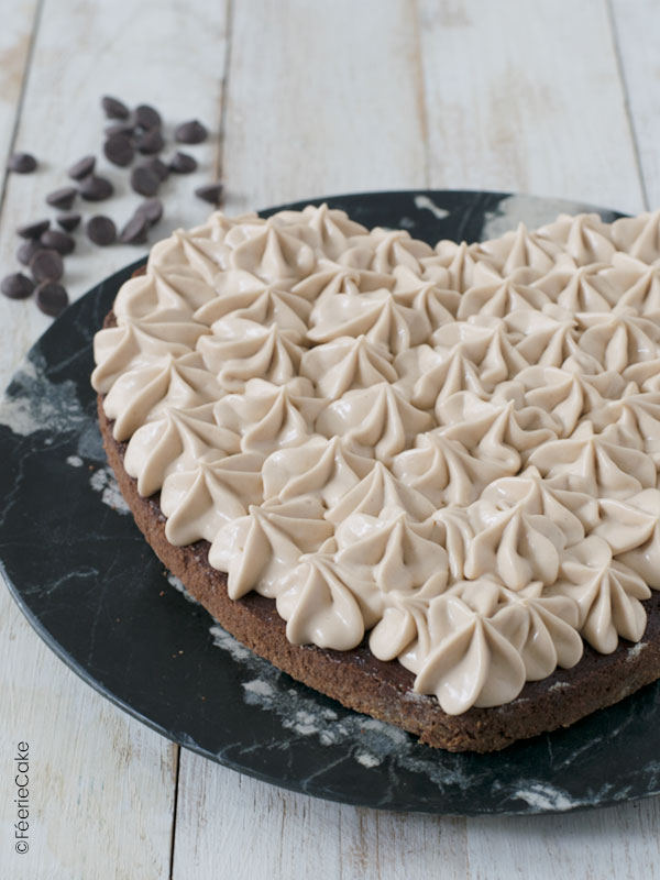 Étape du gâteau Saint Valentin en forme de cœur au chocolat praliné