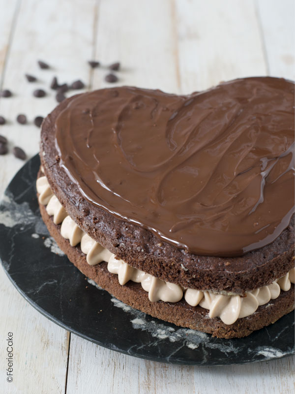 Étape du gâteau Saint Valentin en forme de cœur au chocolat praliné