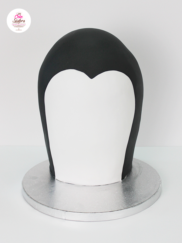 Gâteau en forme de pingouin réalisé en pâte à sucre