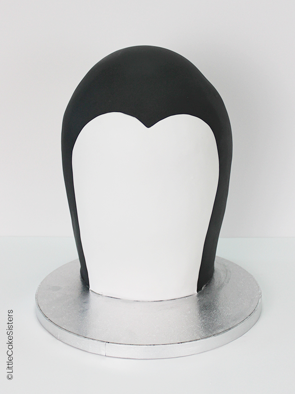 Gâteau en forme de pingouin réalisé en pâte à sucre