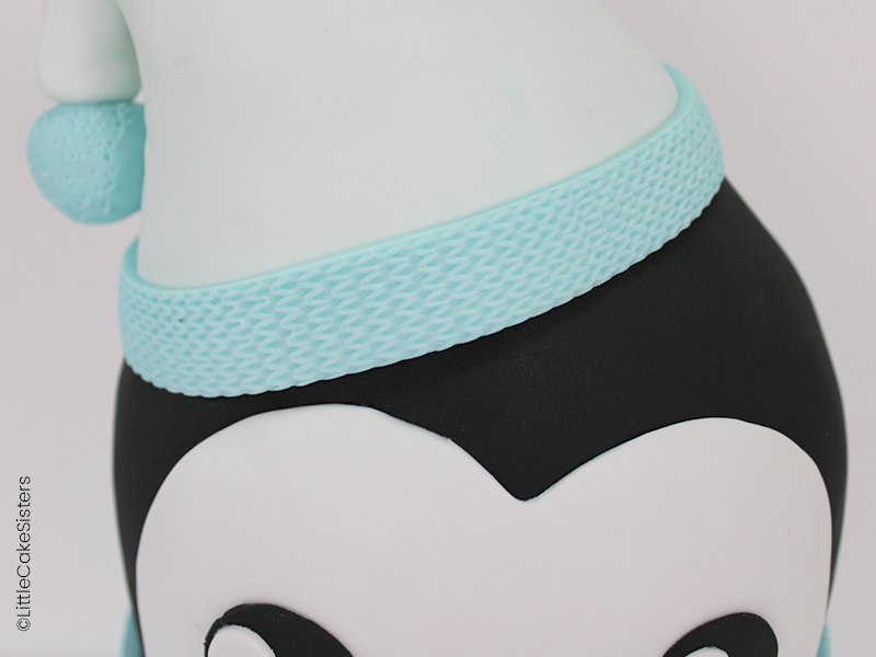 Gâteau en forme de pingouin réalisé en pâte à sucre
