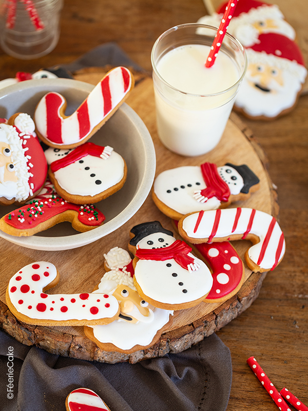 Biscuits de Noël décorés à la glace royale