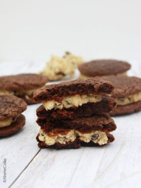 Sandwichs cookies chocolat et pâte à cookie crue