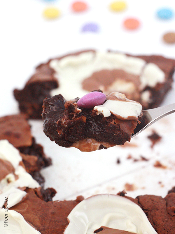 Brownie au chocolat, pralinés feuillantine pour Pâques