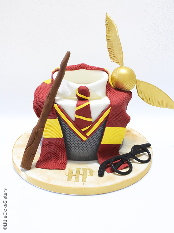 Gâteau en pâte à sucre Harry Potter avec la tenue Gryffondor, le vif d'or et la baguette magique
