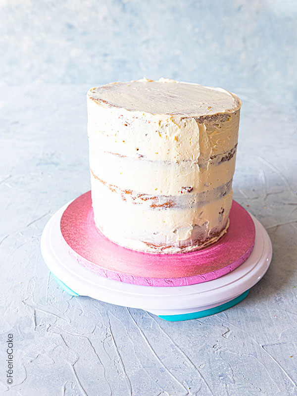 Déposez une fine couche de crème au beurre sur l’ensemble du gâteau