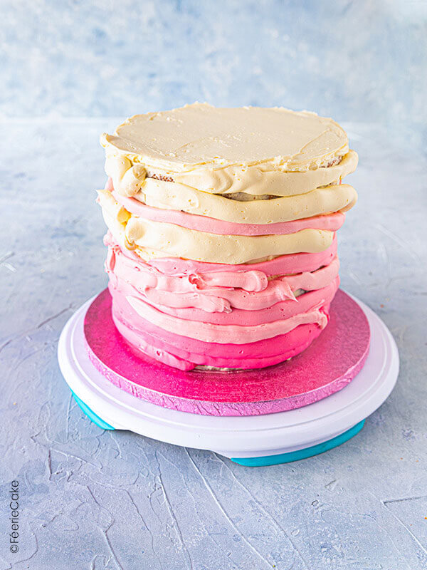 Mettez la crème au beurre sur le gâteau dans l'ordre des couleurs