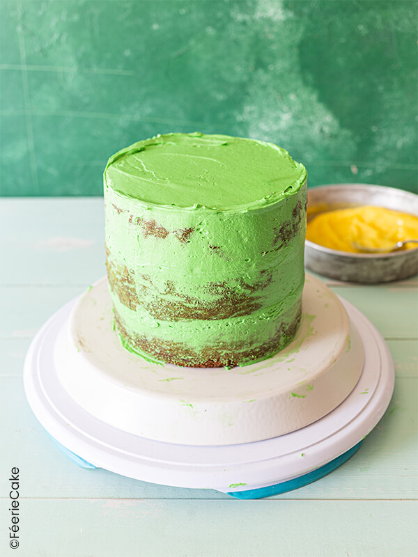 gâteau recouvert de glaçage vert