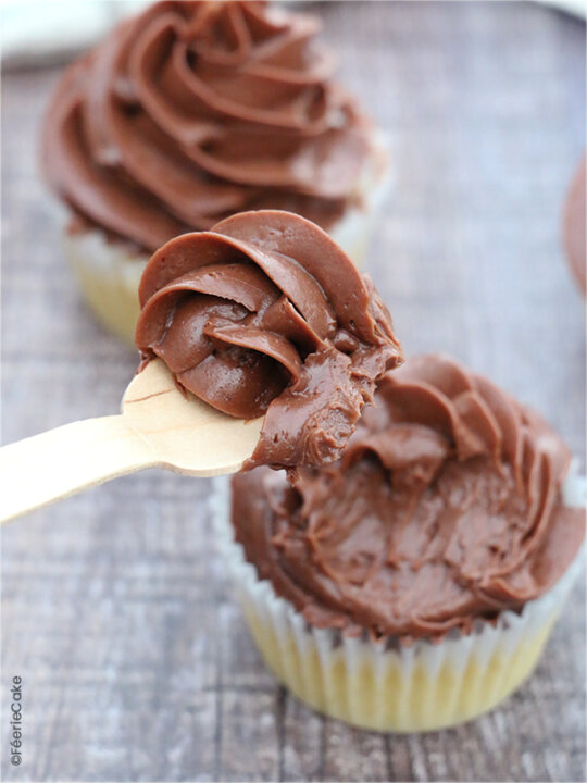 Glaçage crème au beurre russe au chocolat Féerie cake