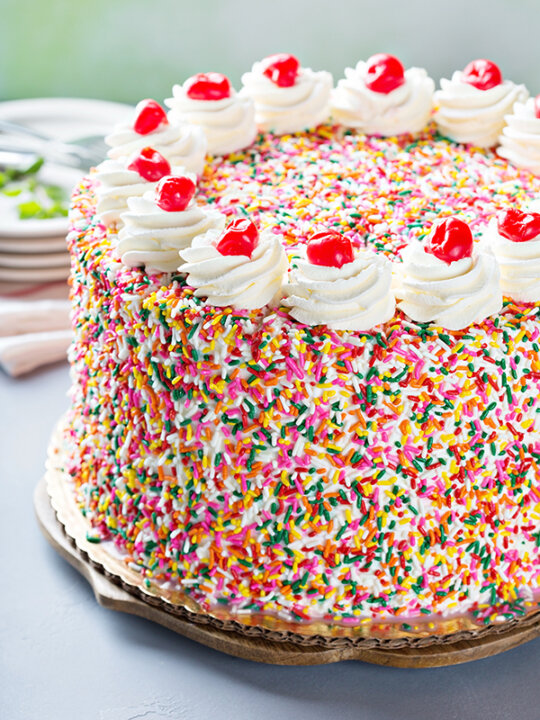 Recouvrir gâteau avec des sprinkles
