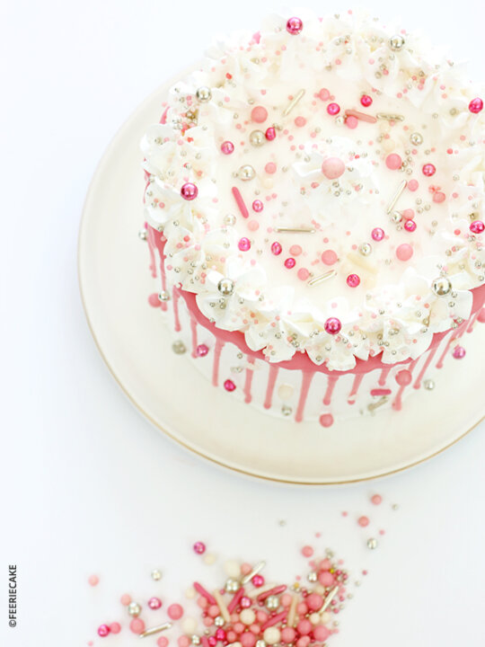 Décoration de layer cake avec des sprinkles